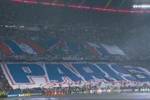 大战揭幕！现场巴黎球迷打出巨型TIFO：团结一致，所向披靡
