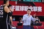 杨鸣是球队的功勋主帅 但执教辽宁男篮无疑承受着巨大的压力